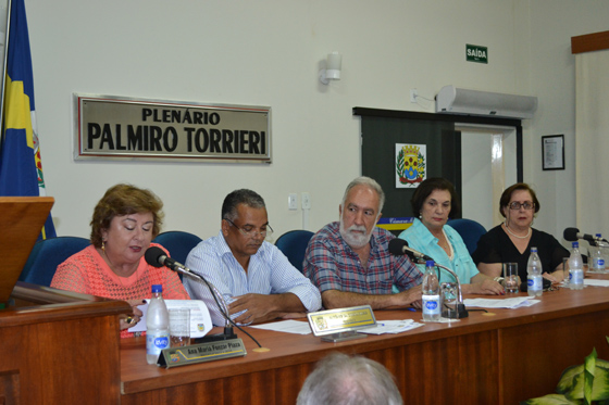 Vereadora Ana Plaza (secretariando), presidente do Legislativo, Toninho do Sindicato, prefeito Paulo David, secretária de Educação e a homenageada
